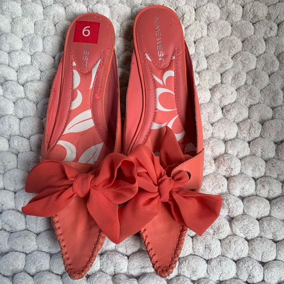 Shoes - Nine West coral pink kitten heels size 6